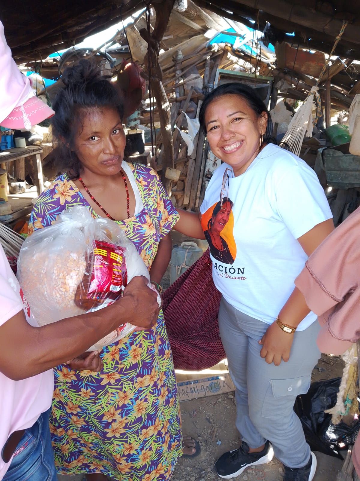 Representante de la Fundación acompaña la entrega de alimentos en una vivienda