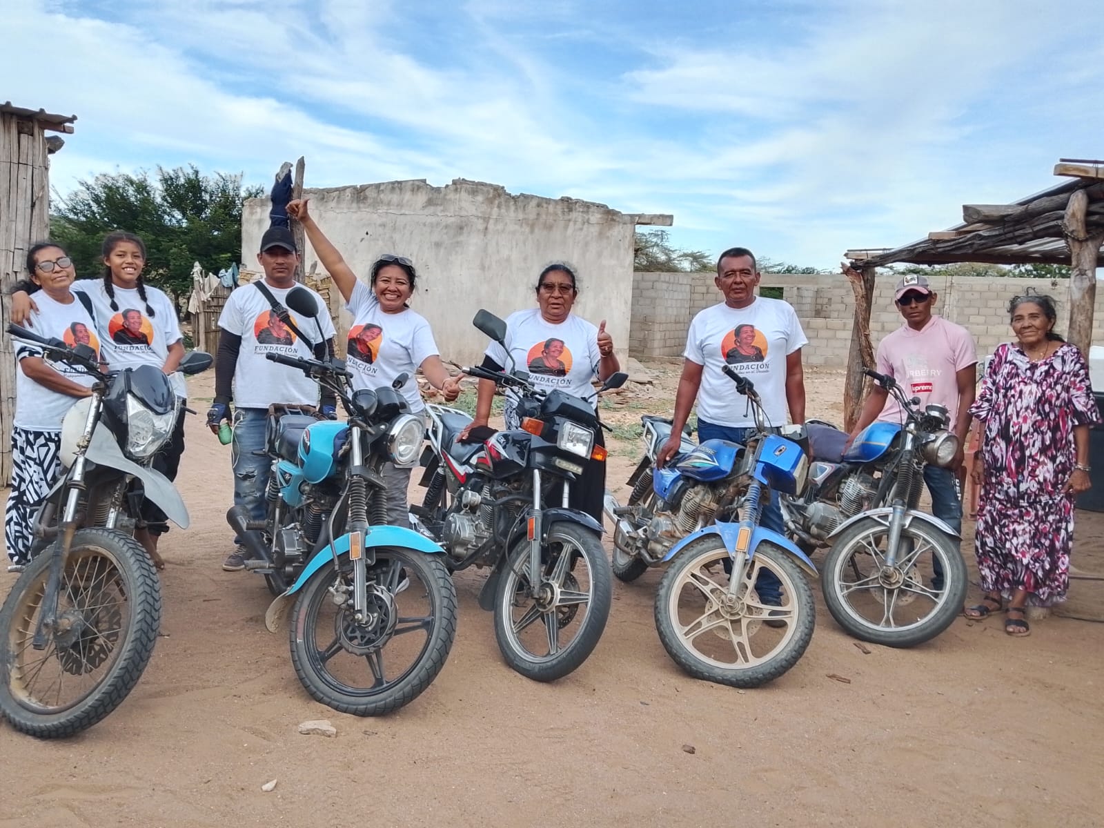 Equipo de la Fundación preparado para recorrer Ichipá en motocicleta