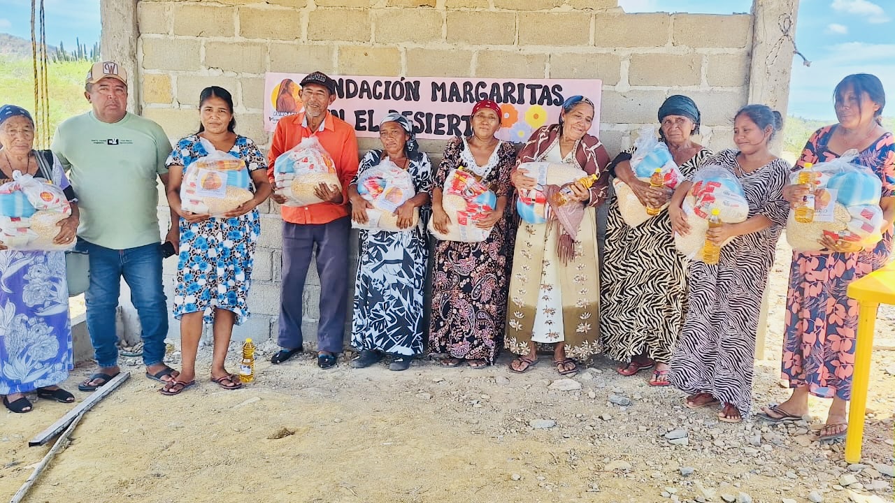 Familias de Ichipá con los alimentos recibidos
