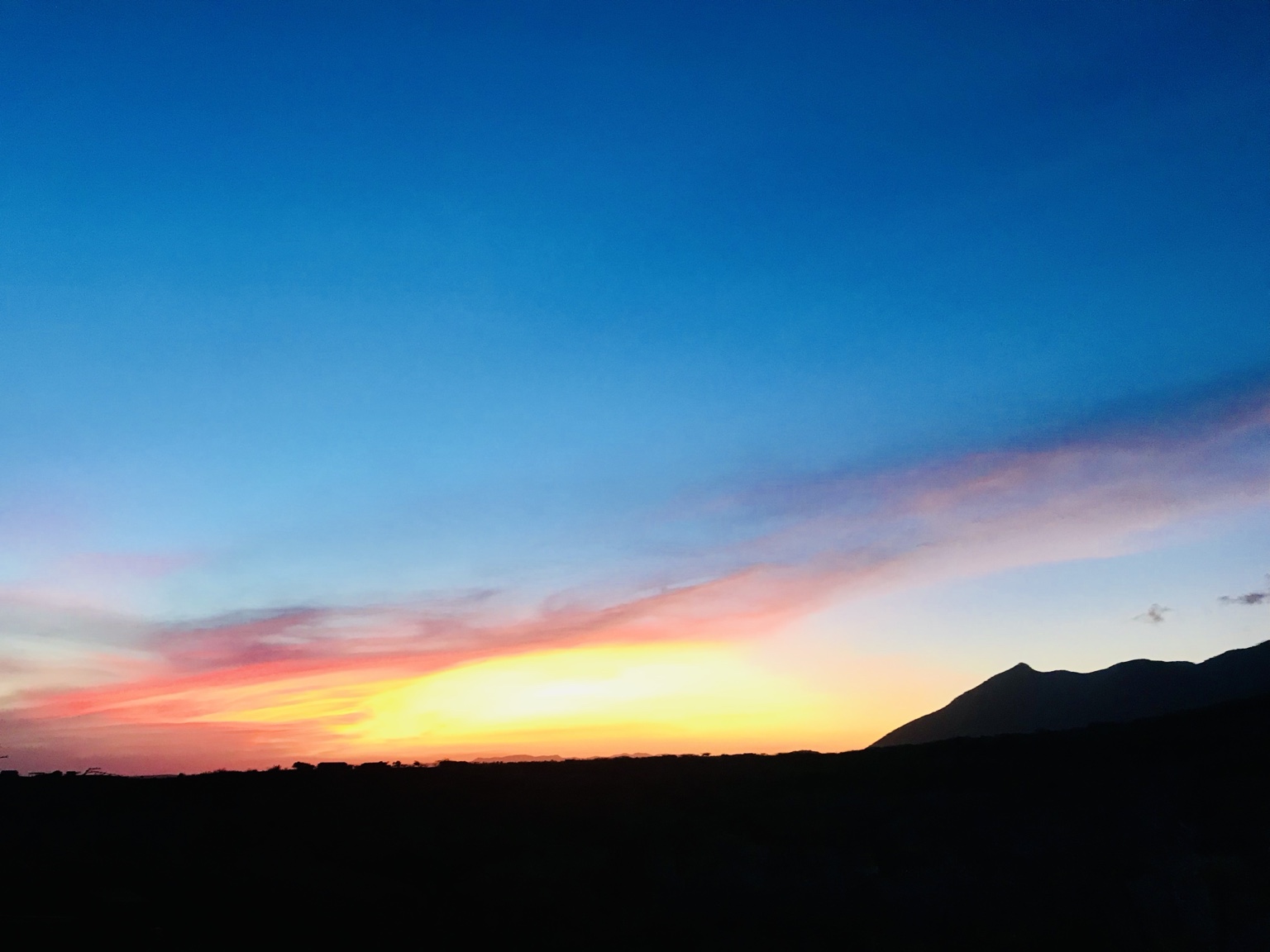 Silueta de las montañas de Ichipá al atardecer